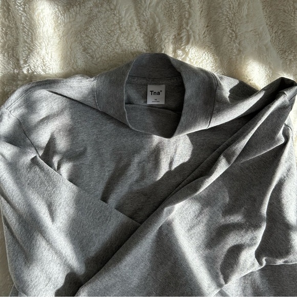 Aritzia TNA crew neck - Picture 2 of 2